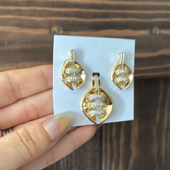 Elegant 14K Gold Plated Earrings And Pendant For Necklace Set - Picture 3 of 7